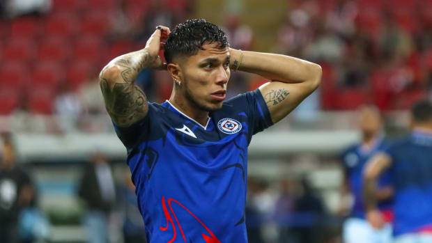 Carlos Salcedo envía emotivo